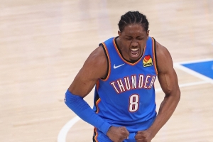 真抠！杰伦威调侃提前续约：我可不送队友名表 顶多球衣球鞋