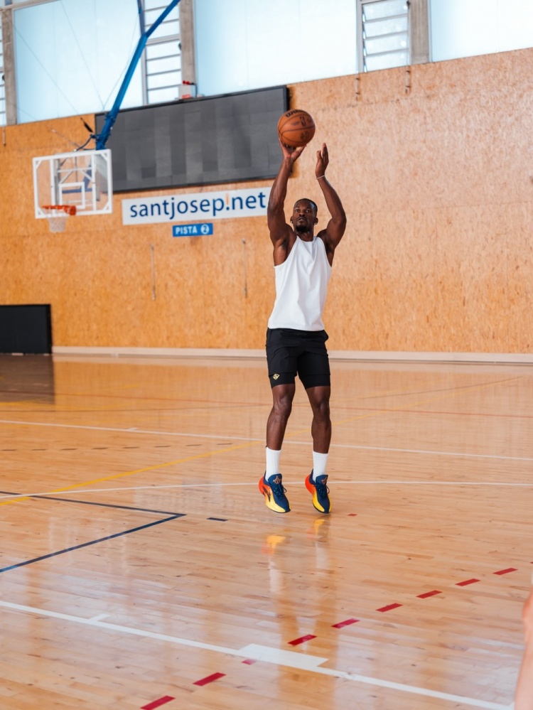 世俱杯下注-巴特勒西班牙度假球场实穿曝光全新签名鞋款